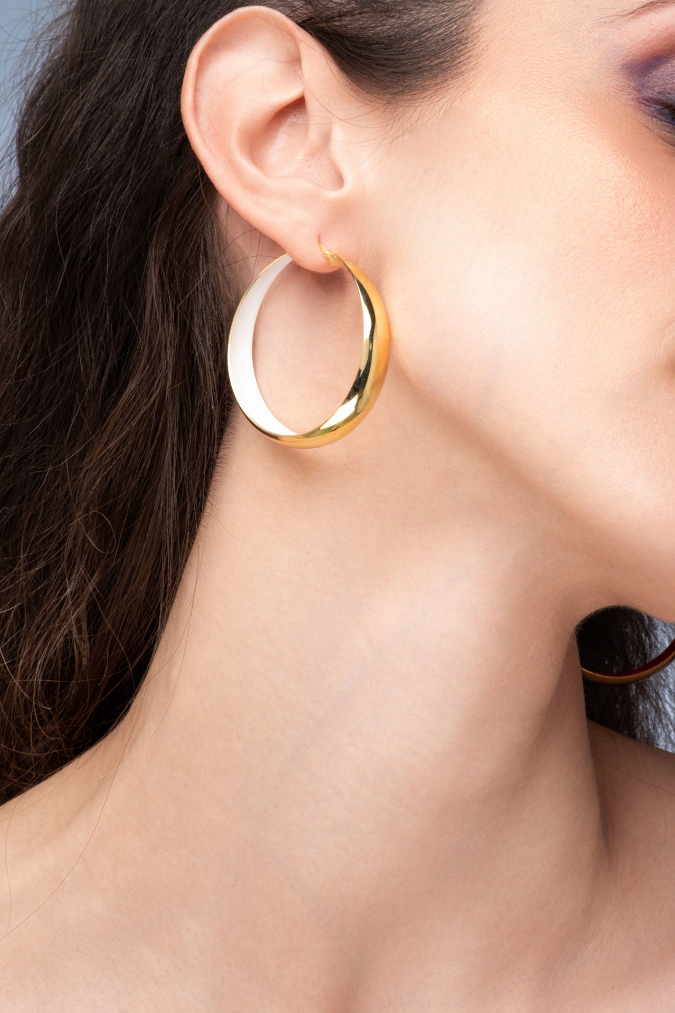 Σκουλαρίκια κρίκοι Pop 23 από επιχρυσωμένο ασήμι 925° με λευκό σμάλτο Εικόνα 2