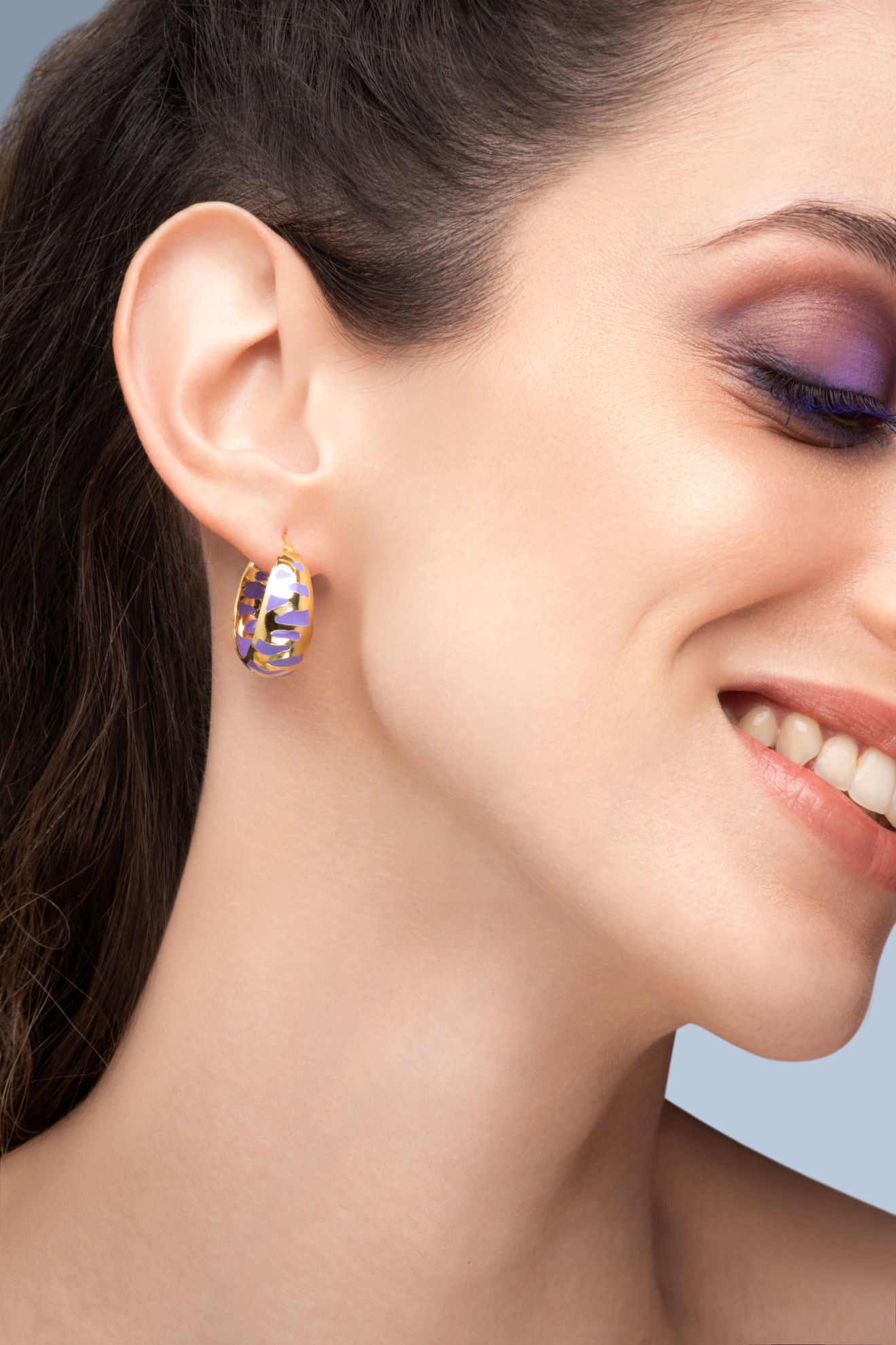 Σκουλαρίκια κρίκοι Pop 23 από επιχρυσωμένο ασήμι 925° με μωβ σμάλτο Εικόνα 2