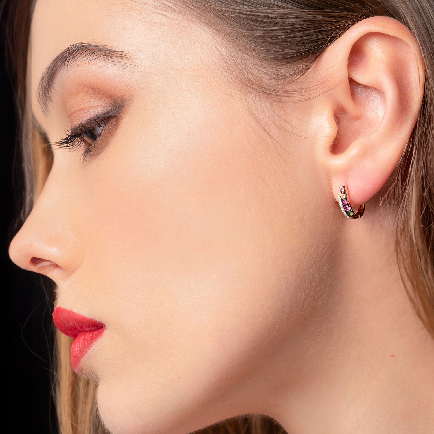 Σκουλαρίκια Secret Garden από χρυσό 14K με πολύχρωμα ζαφείρια, ρουμπίνι, πράσινο γρανάτη και διαμάντια μπριγιάν Εικόνα 2