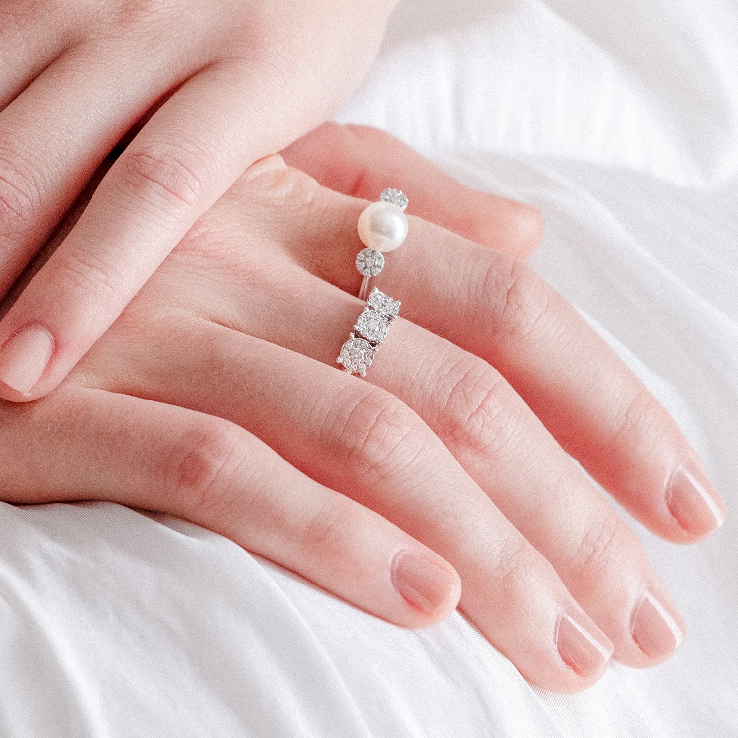 Δαχτυλίδι Pearls από λευκό χρυσό 18K με freshwater pearl και διαμάντια μπριγιάν Εικόνα 2