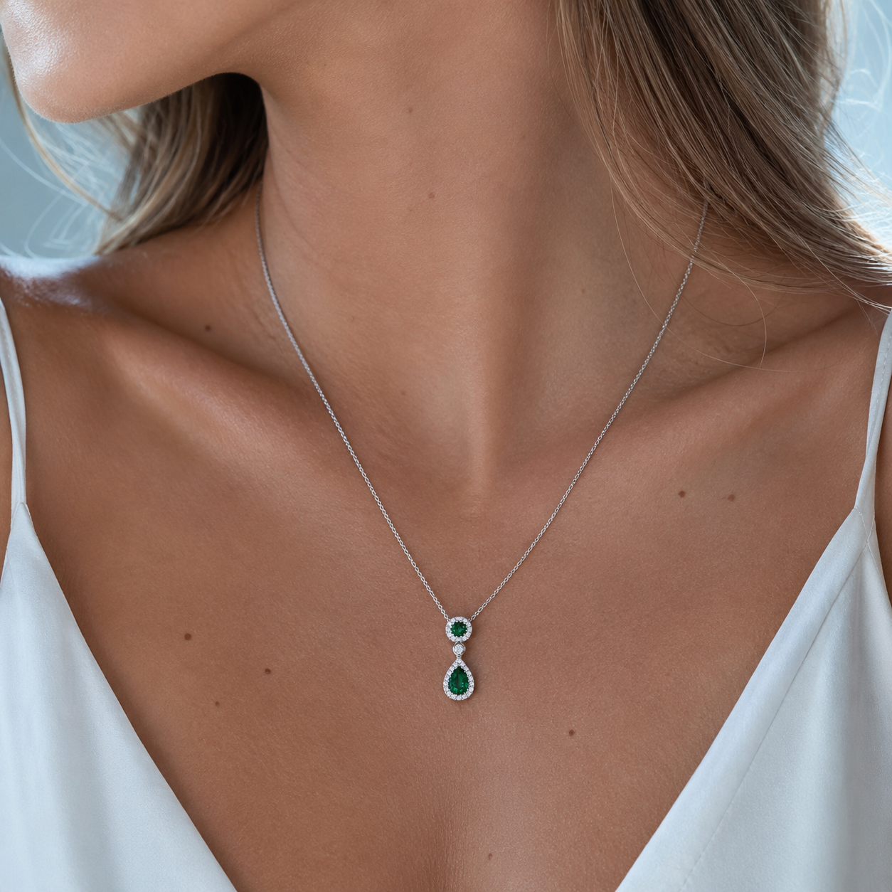 Κολιέ Gems από λευκό χρυσό 18K με σμαράγδια και διαμάντια μπριγιάν