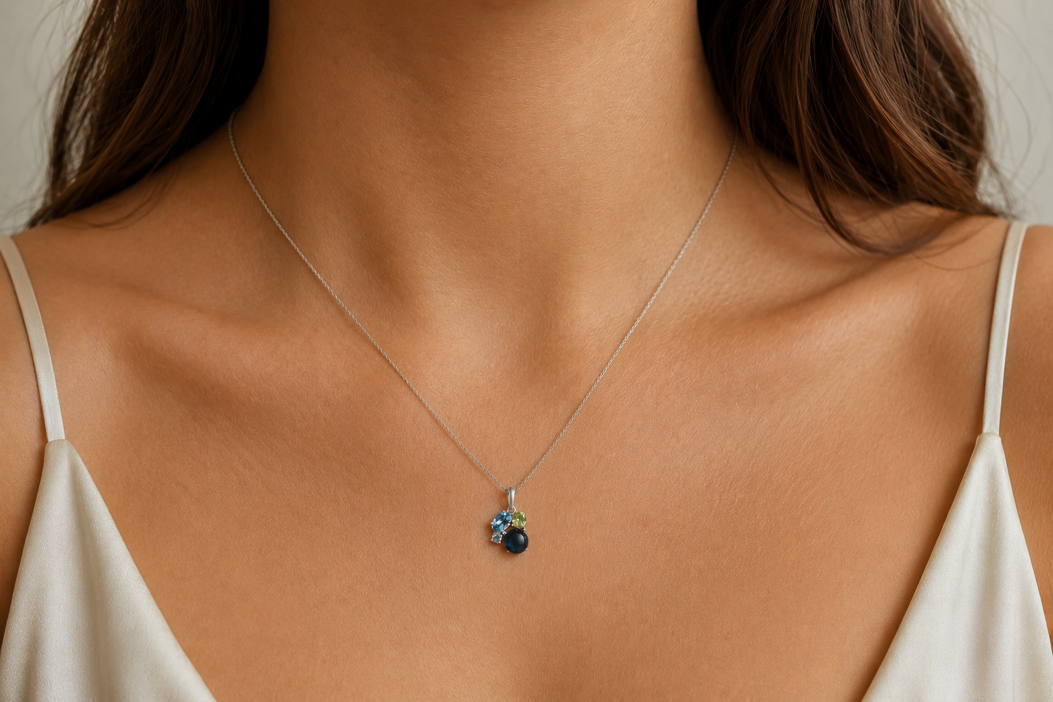 Μενταγιόν Secret Garden από λευκό χρυσό 14K με London blue topaz, τοπάζι και περίδοτο