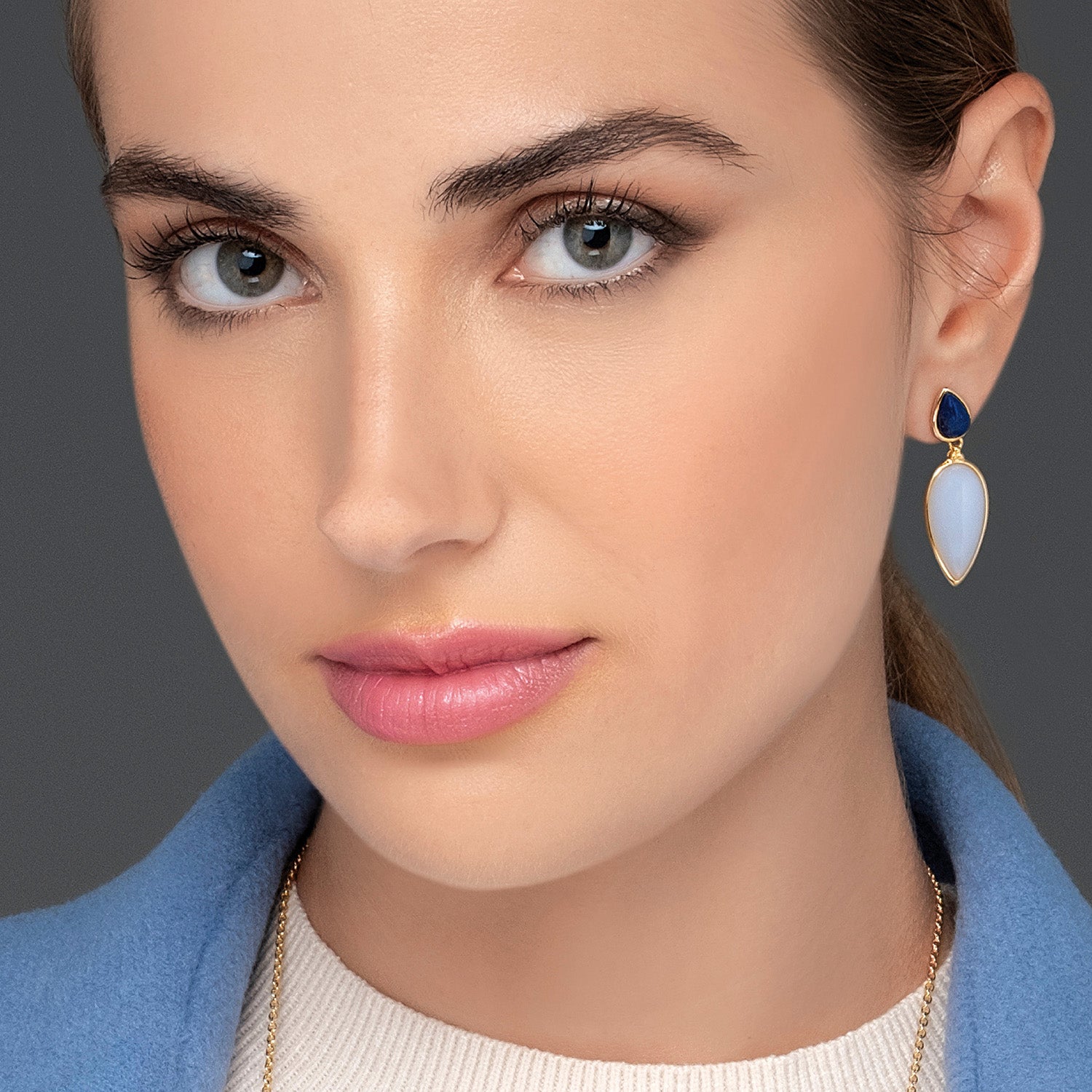 Σκουλαρίκια Iris από επιχρυσωμένο ασήμι 925° με λάπις λάζουλι και χαλκηδόνιο Εικόνα 2