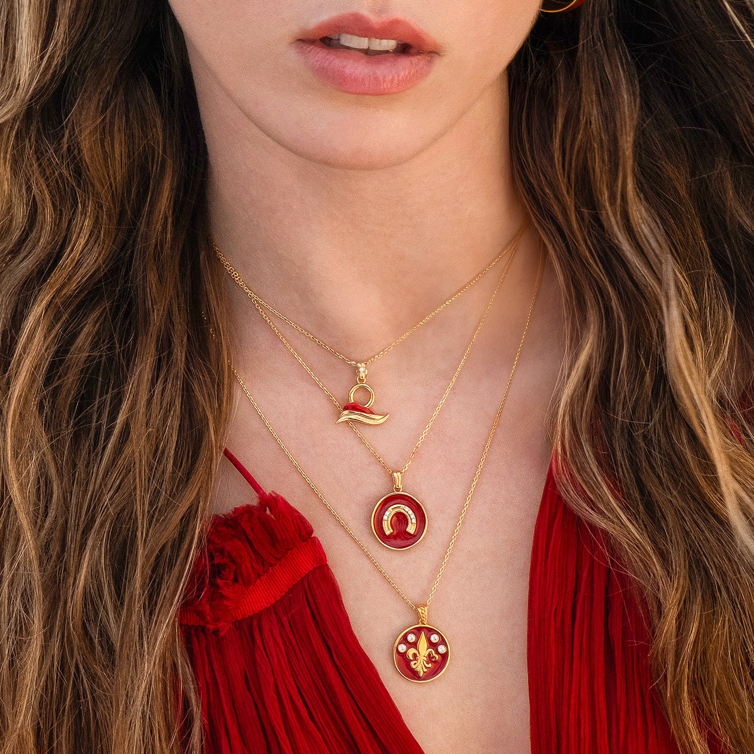 Μενταγιόν Fleur de Lys coin από επιχρυσωμένο ασήμι 925° με κόκκινο σμάλτο και ζιργκόν Εικόνα 2