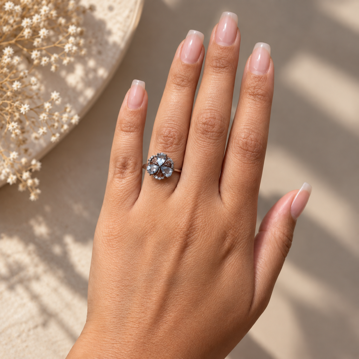 Δαχτυλίδι Secret Garden από λευκό χρυσό 18K με sky blue topaz και διαμάντια μπριγιάν