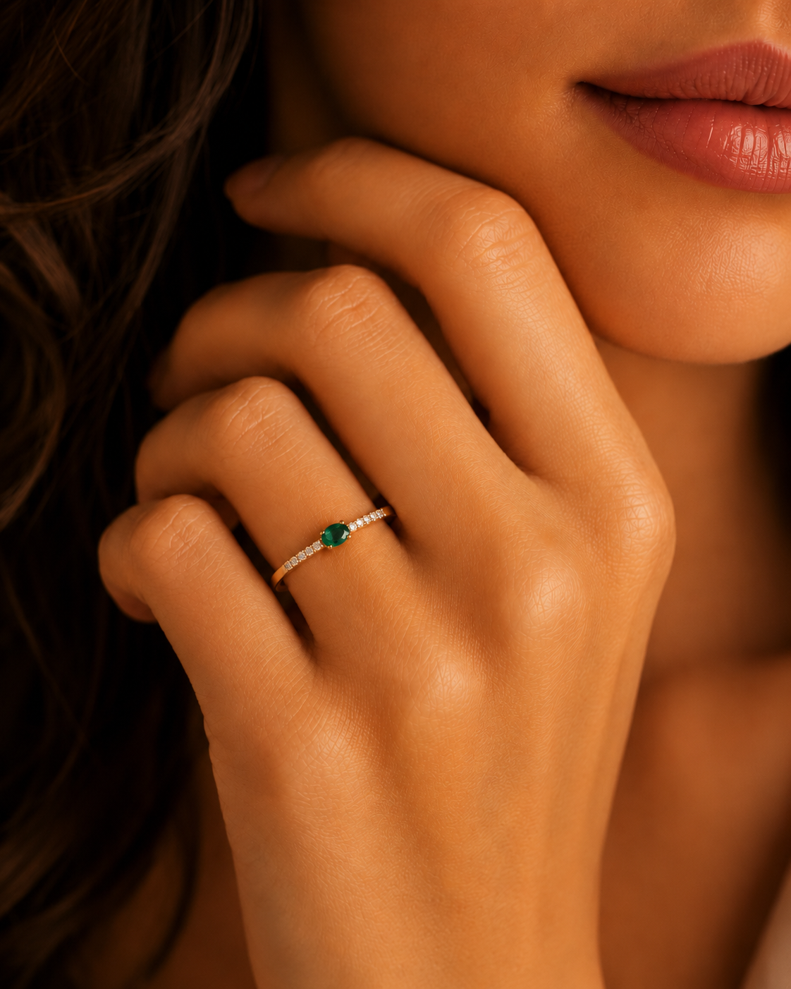 Δαχτυλίδι Gems από χρυσό 18K με σμαράγδι και διαμάντια μπριγιάν.