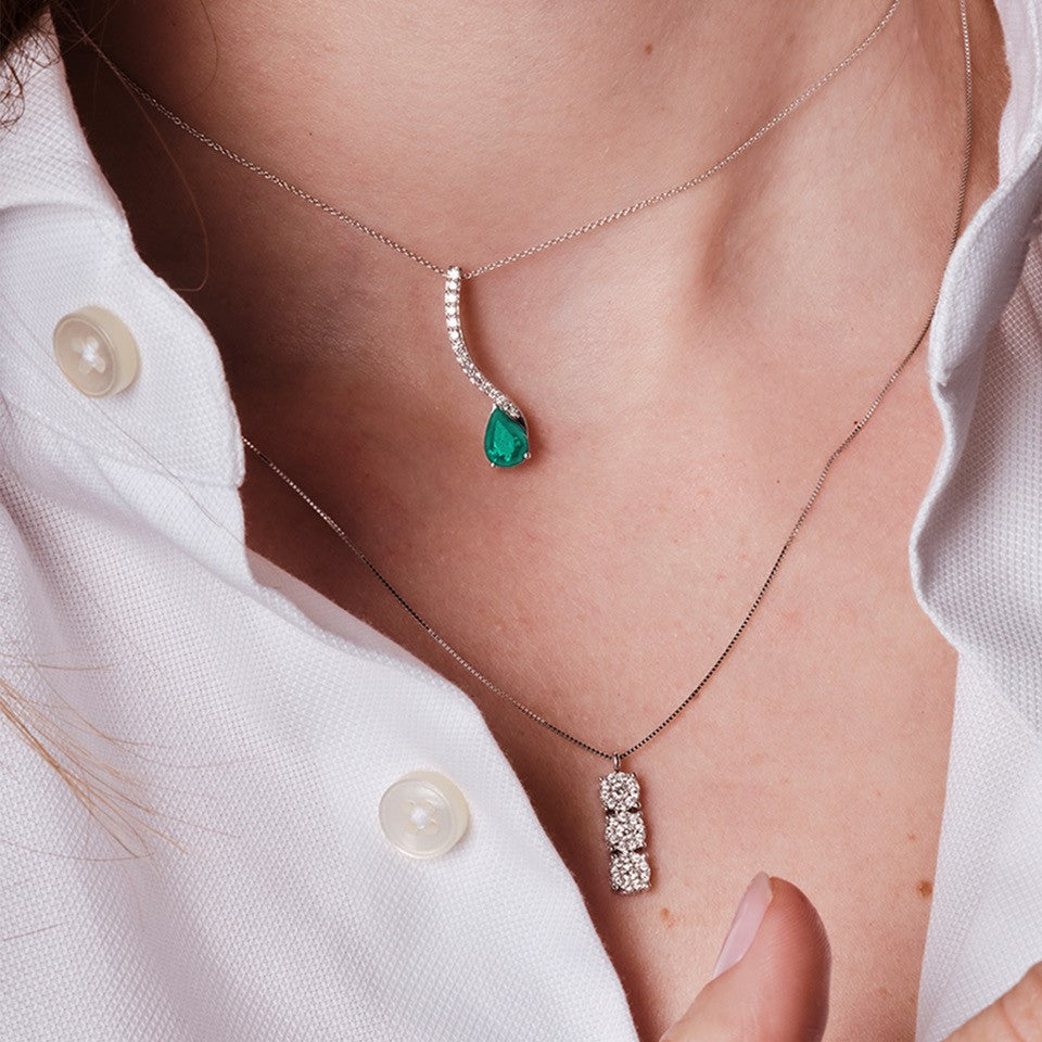 Μενταγιόν Gems από λευκό χρυσό 18K με σμαράγδι και διαμάντια μπριγιάν