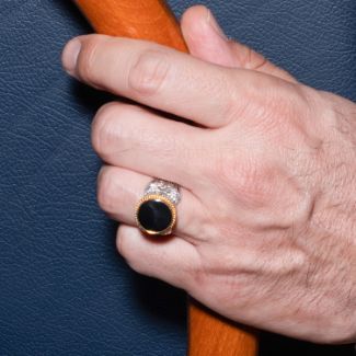 Εικόνα της Χειροποίητο σκαλιστό δαχτυλίδι βυζαντινής τεχνοτροπίας από ασήμι και επιχρυσωμένο ασημί 925° με μαύρο όνυχα
